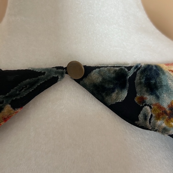 June and Hudson - Black-shear top with velvet floral design.  Size extra large. - Picture 7 of 11